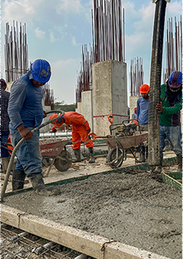 Columnas de concreto estructural en construcción